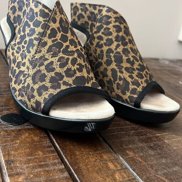 Charleston Shoe Co Wedge Sandals Slingback Size 8 - Picture 11 of 11